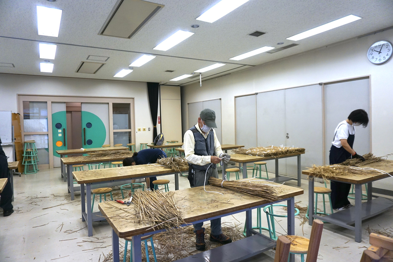 国の史跡・大塚遺跡の茅葺き屋根を直そう