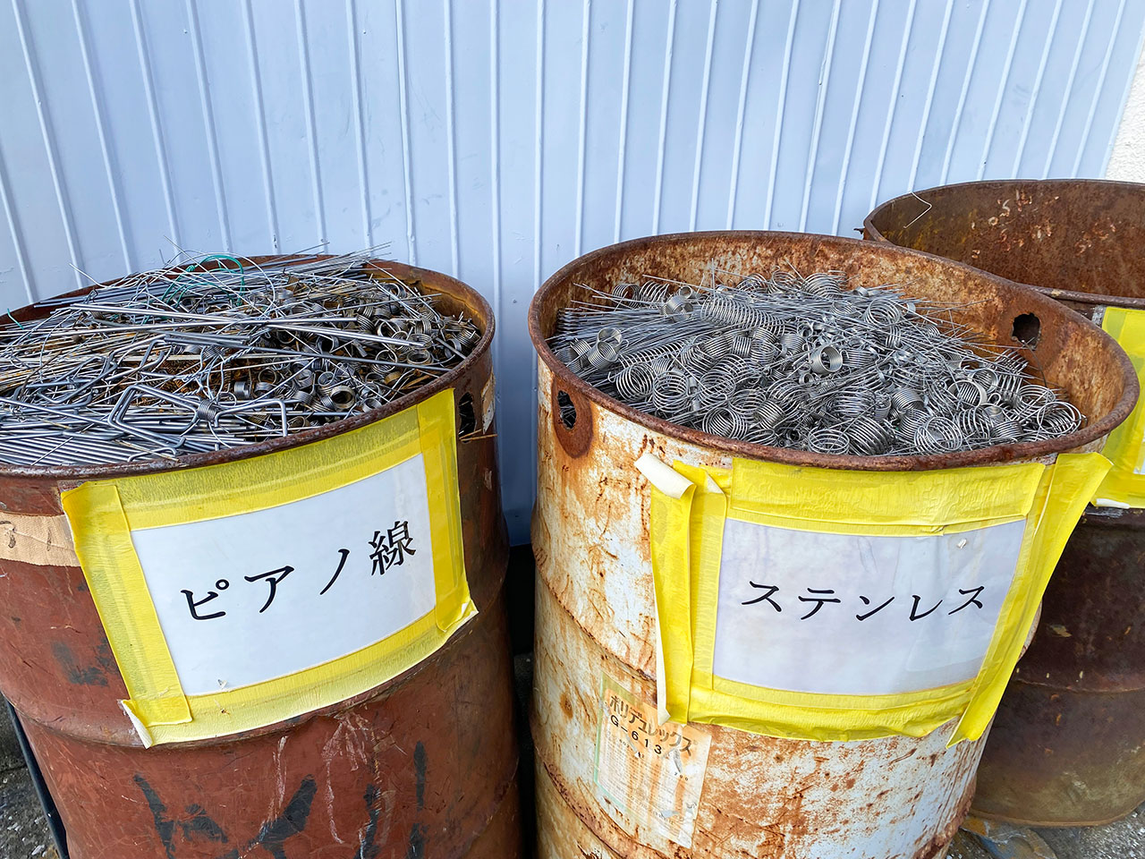 工場の前にあった廃材置き場。