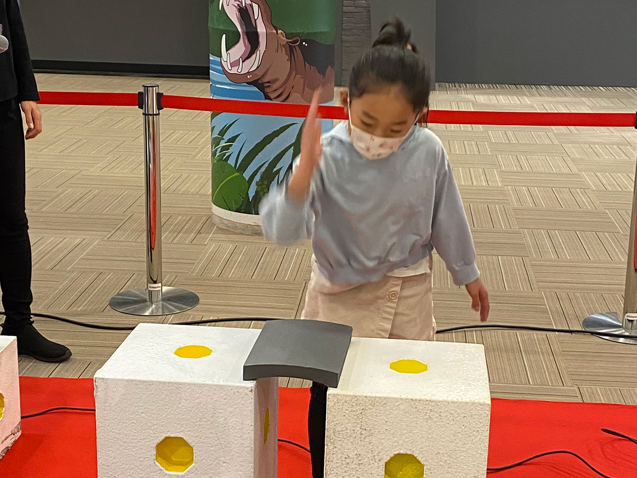 発泡スチロールで出来た瓦割り体験
