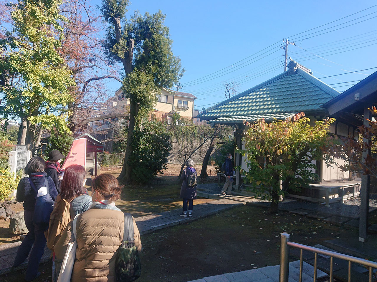 お不動さんがある場所から急な階段を下ったところに不動滝があります。