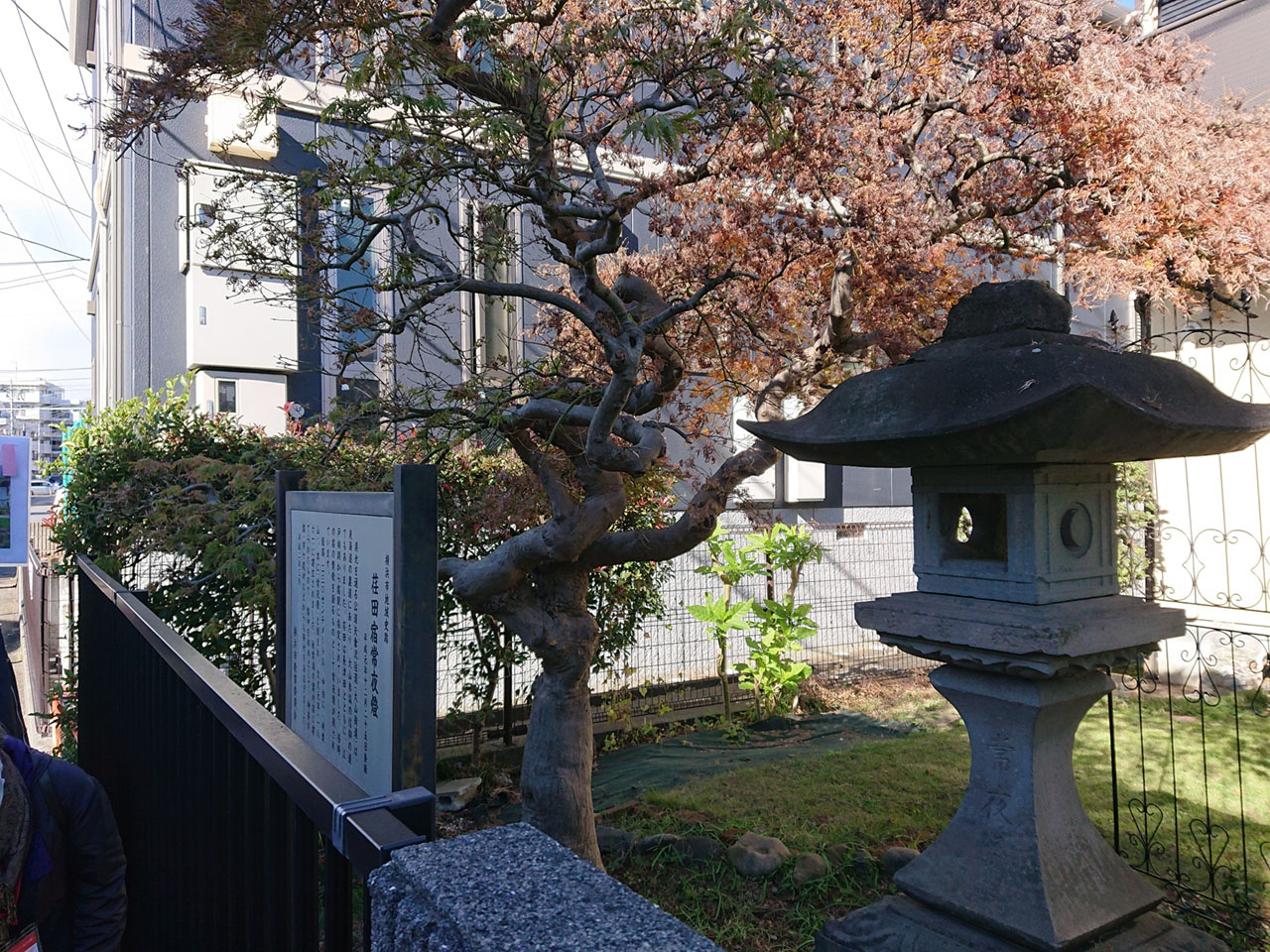 個人のお宅の軒先にある常夜燈