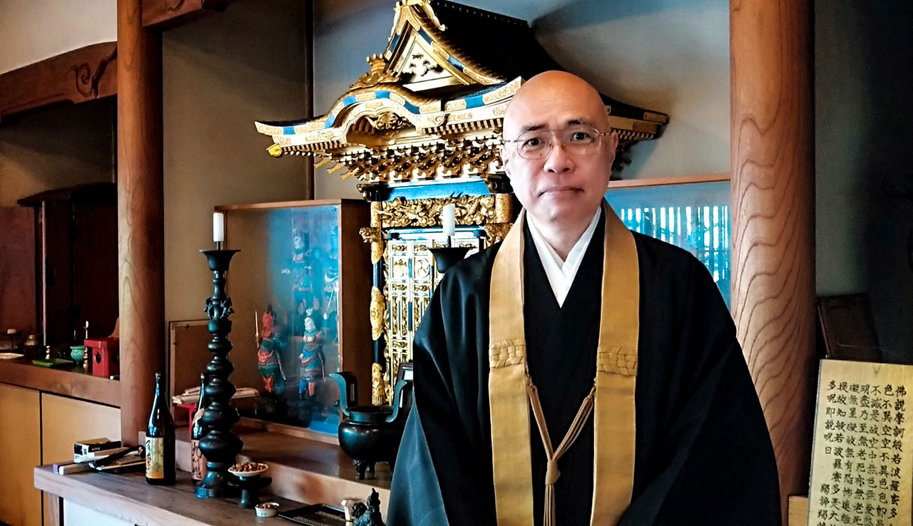 無眼薬師如来像が納められている厨子とともに野村住職。巡礼の際には、舊城寺ご本尊の大日如来坐像にも忘れずにお参りしましょう。