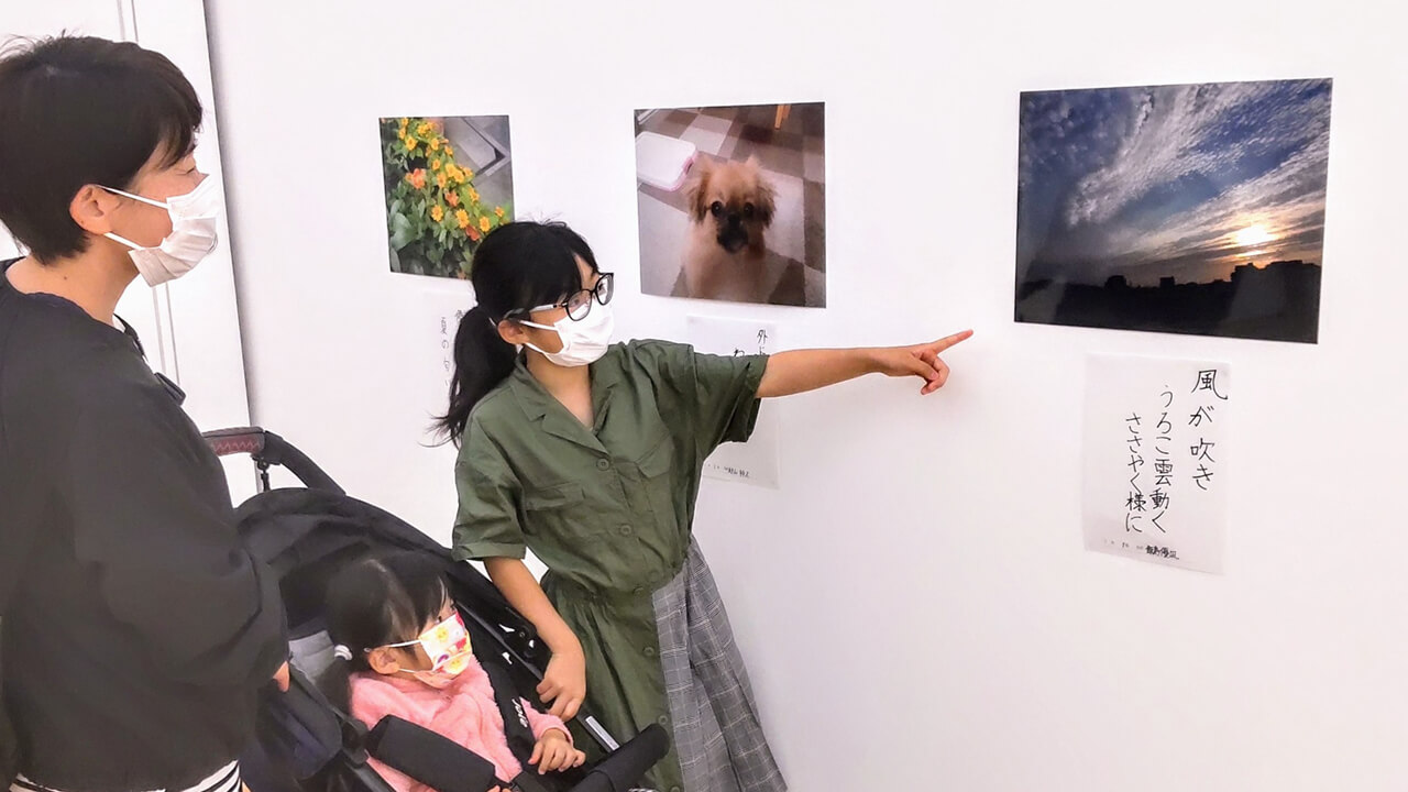 家のベランダからの夕空を写した作品